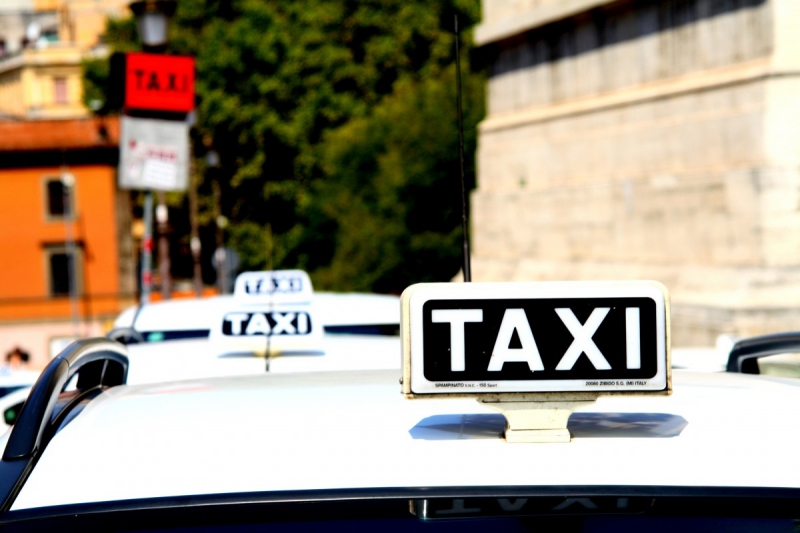 taxis-ST CYR SUR MER-min_taxi_auto_rome_road_white-1051610